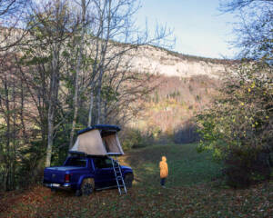 Tente de toit en pleine nature